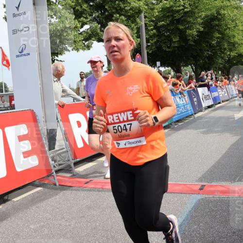 15.06.2025 - REWE Women's Run Strokosch-Dieckow http://msf.ph/oto/7936085 15.06.2025 11:09:11 Ziel 5047, 5048, 5178, 5470, 5577 meine-sportfotos.de