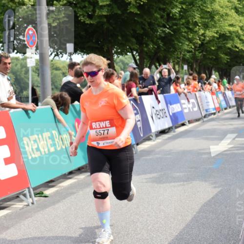 15.06.2025 - REWE Women's Run Strokosch-Dieckow http://msf.ph/oto/7936094 15.06.2025 11:09:14 Ziel 5047, 5104, 5178, 5577 meine-sportfotos.de