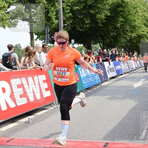 15.06.2025 - REWE Women's Run Strokosch-Dieckow http://msf.ph/oto/7936102 15.06.2025 11:09:14 Ziel 5047, 5104, 5178, 5577 meine-sportfotos.de