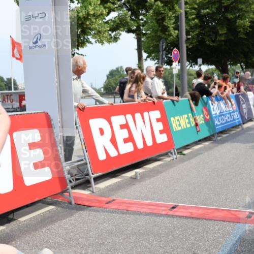 15.06.2025 - REWE Women's Run Strokosch-Dieckow http://msf.ph/oto/7936127 15.06.2025 11:09:15 Ziel 5047, 5095, 5104, 5139, 5178, 5253, 5577 meine-sportfotos.de