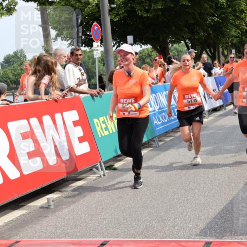 15.06.2025 - REWE Women's Run Strokosch-Dieckow http://msf.ph/oto/7936213 15.06.2025 11:09:21 Ziel 5095, 5104, 5139, 5215, 5253, 5273, 5274, 5552, 5577 meine-sportfotos.de
