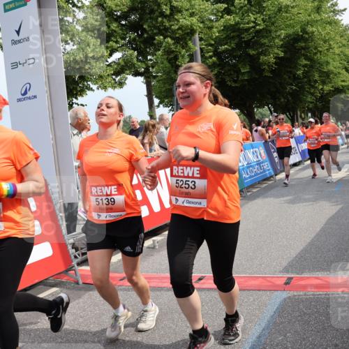 15.06.2025 - REWE Women's Run Strokosch-Dieckow http://msf.ph/oto/7936259 15.06.2025 11:09:22 Ziel 5095, 5104, 5139, 5215, 5253, 5273, 5274, 5552 meine-sportfotos.de