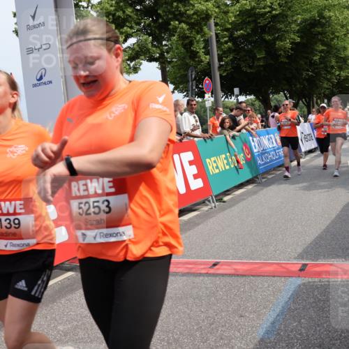 15.06.2025 - REWE Women's Run Strokosch-Dieckow http://msf.ph/oto/7936265 15.06.2025 11:09:22 Ziel 5095, 5104, 5139, 5215, 5253, 5273, 5274, 5552 meine-sportfotos.de