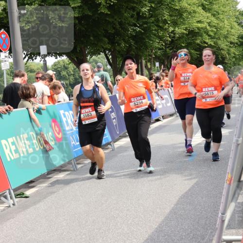 15.06.2025 - REWE Women's Run Strokosch-Dieckow http://msf.ph/oto/7936359 15.06.2025 11:09:30 Ziel 5145, 5215, 5256, 5273, 5274, 5384, 5552, 5583, 5615 meine-sportfotos.de
