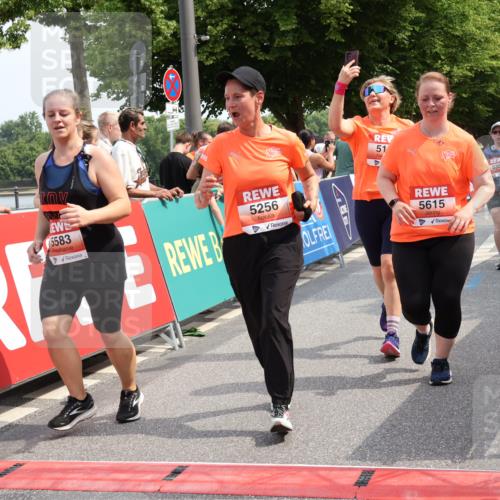 15.06.2025 - REWE Women's Run Strokosch-Dieckow http://msf.ph/oto/7936406 15.06.2025 11:09:32 Ziel 5145, 5215, 5256, 5384, 5583, 5615 meine-sportfotos.de