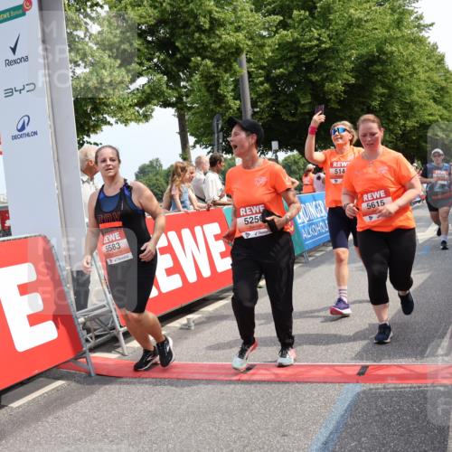 15.06.2025 - REWE Women's Run Strokosch-Dieckow http://msf.ph/oto/7936416 15.06.2025 11:09:32 Ziel 5145, 5215, 5256, 5384, 5583, 5615 meine-sportfotos.de