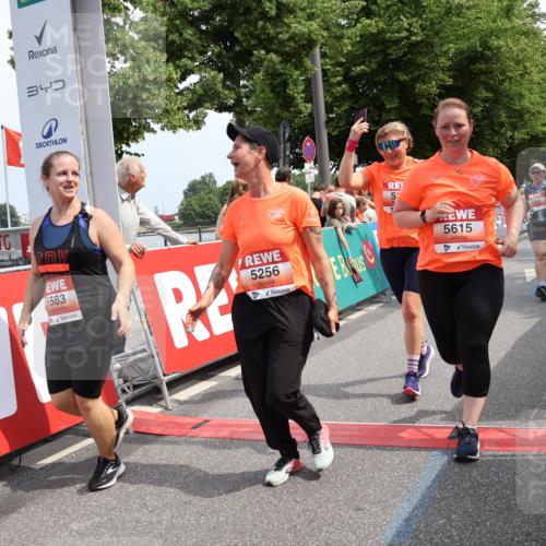 15.06.2025 - REWE Women's Run Strokosch-Dieckow http://msf.ph/oto/7936430 15.06.2025 11:09:32 Ziel 5145, 5215, 5256, 5384, 5583, 5615 meine-sportfotos.de