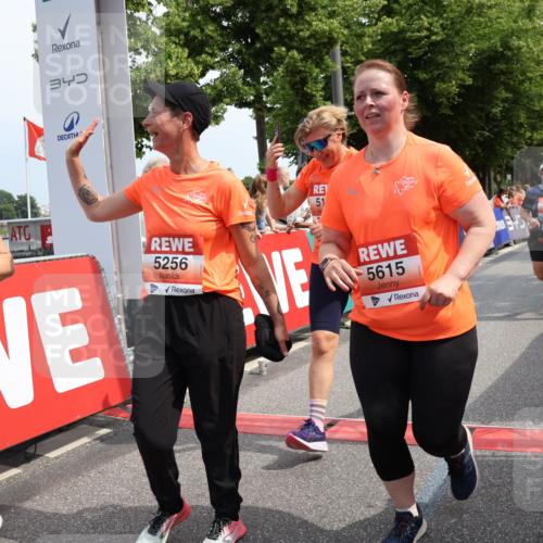 15.06.2025 - REWE Women's Run Strokosch-Dieckow http://msf.ph/oto/7936442 15.06.2025 11:09:33 Ziel 5145, 5256, 5384, 5583, 5615 meine-sportfotos.de