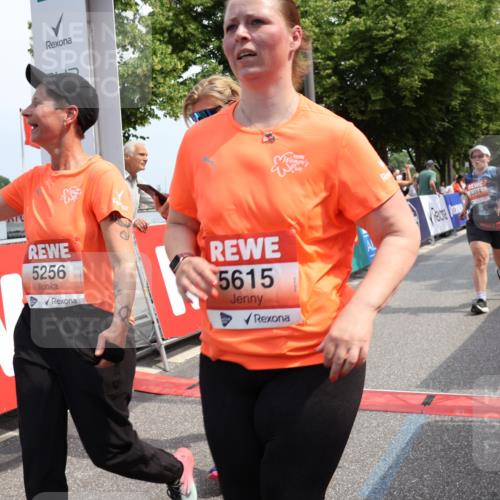 15.06.2025 - REWE Women's Run Strokosch-Dieckow http://msf.ph/oto/7936448 15.06.2025 11:09:33 Ziel 5145, 5256, 5384, 5583, 5615 meine-sportfotos.de