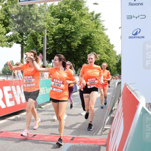 15.06.2025 - REWE Women's Run Strokosch-Dieckow http://msf.ph/oto/7936500 15.06.2025 11:09:41 Ziel 5010, 5094, 5141, 5173, 5193, 5211, 5384, 5493, 5494, 5605 meine-sportfotos.de