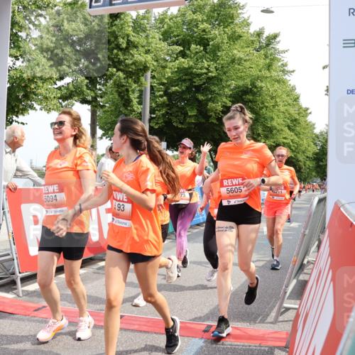 15.06.2025 - REWE Women's Run Strokosch-Dieckow http://msf.ph/oto/7936512 15.06.2025 11:09:42 Ziel 5010, 5094, 5141, 5173, 5193, 5211, 5493, 5494, 5605 meine-sportfotos.de