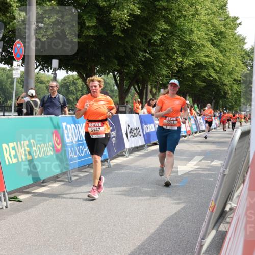 15.06.2025 - REWE Women's Run Strokosch-Dieckow http://msf.ph/oto/7936596 15.06.2025 11:09:55 Ziel 5147, 5241, 5315 meine-sportfotos.de