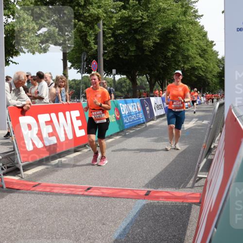 15.06.2025 - REWE Women's Run Strokosch-Dieckow http://msf.ph/oto/7936624 15.06.2025 11:09:56 Ziel 5147, 5241, 5315 meine-sportfotos.de