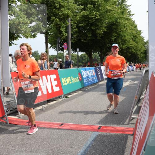 15.06.2025 - REWE Women's Run Strokosch-Dieckow http://msf.ph/oto/7936648 15.06.2025 11:09:56 Ziel 5147, 5241, 5315 meine-sportfotos.de
