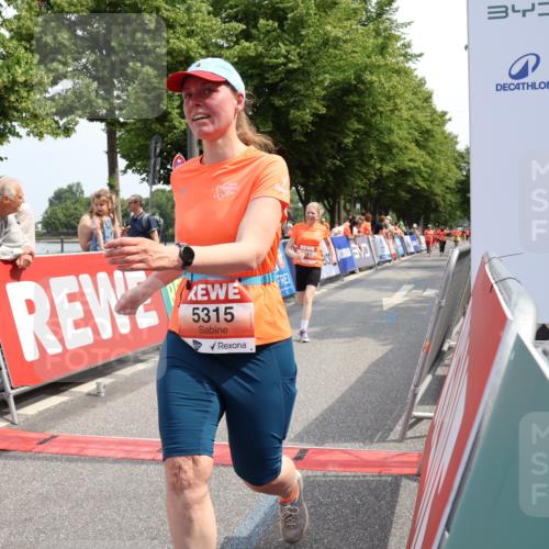 15.06.2025 - REWE Women's Run Strokosch-Dieckow http://msf.ph/oto/7936683 15.06.2025 11:09:57 Ziel 5147, 5241, 5315 meine-sportfotos.de