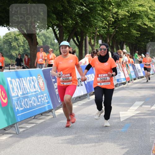 15.06.2025 - REWE Women's Run Strokosch-Dieckow http://msf.ph/oto/7936704 15.06.2025 11:10:05 Ziel 5093, 5241, 5395 meine-sportfotos.de