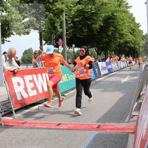 15.06.2025 - REWE Women's Run Strokosch-Dieckow http://msf.ph/oto/7936738 15.06.2025 11:10:07 Ziel 5093, 5395 meine-sportfotos.de