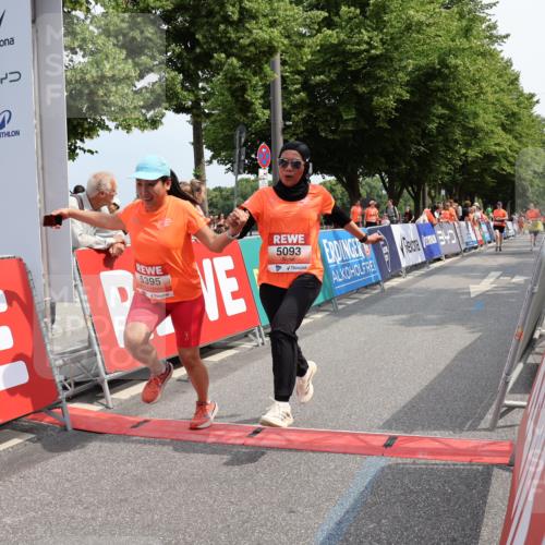 15.06.2025 - REWE Women's Run Strokosch-Dieckow http://msf.ph/oto/7936751 15.06.2025 11:10:07 Ziel 5093, 5395 meine-sportfotos.de