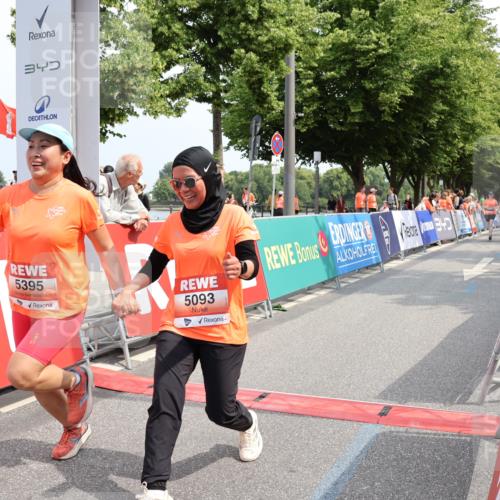 15.06.2025 - REWE Women's Run Strokosch-Dieckow http://msf.ph/oto/7936759 15.06.2025 11:10:08 Ziel 5025, 5093, 5395 meine-sportfotos.de