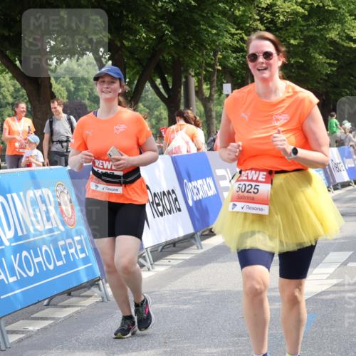 15.06.2025 - REWE Women's Run Strokosch-Dieckow http://msf.ph/oto/7936771 15.06.2025 11:10:13 Ziel 5025, 5093, 5157, 5395 meine-sportfotos.de