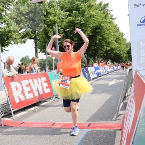 15.06.2025 - REWE Women's Run Strokosch-Dieckow http://msf.ph/oto/7936794 15.06.2025 11:10:14 Ziel 5025, 5093, 5157, 5395 meine-sportfotos.de