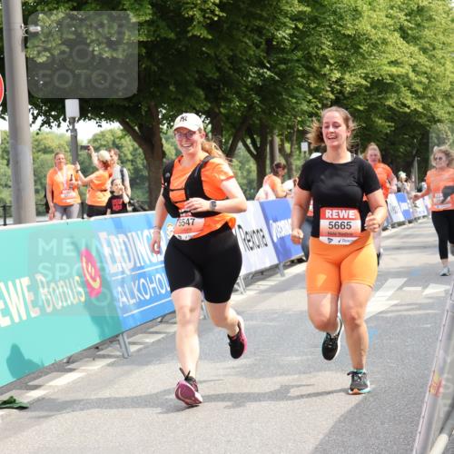 15.06.2025 - REWE Women's Run Strokosch-Dieckow http://msf.ph/oto/7936845 15.06.2025 11:10:25 Ziel 5488, 5545, 5547, 5612, 5665 meine-sportfotos.de