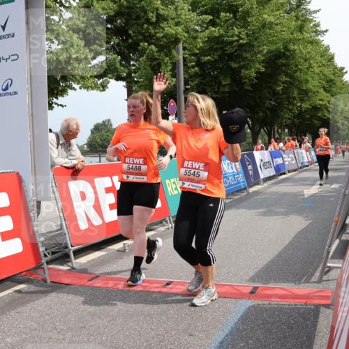 15.06.2025 - REWE Women's Run Strokosch-Dieckow http://msf.ph/oto/7936966 15.06.2025 11:10:30 Ziel 5171, 5488, 5545, 5547, 5612, 5665 meine-sportfotos.de