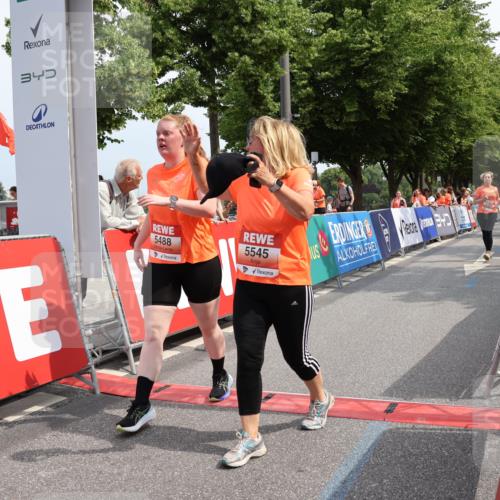 15.06.2025 - REWE Women's Run Strokosch-Dieckow http://msf.ph/oto/7936977 15.06.2025 11:10:30 Ziel 5171, 5488, 5545, 5547, 5612, 5665 meine-sportfotos.de
