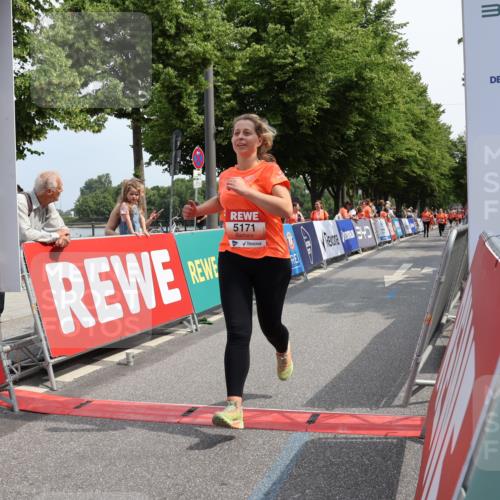 15.06.2025 - REWE Women's Run Strokosch-Dieckow http://msf.ph/oto/7937017 15.06.2025 11:10:34 Ziel 5171, 5182, 5488, 5545, 5612 meine-sportfotos.de
