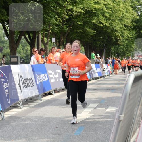 15.06.2025 - REWE Women's Run Strokosch-Dieckow http://msf.ph/oto/7937047 15.06.2025 11:10:38 Ziel 5171, 5182, 5500 meine-sportfotos.de