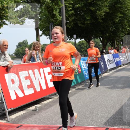 15.06.2025 - REWE Women's Run Strokosch-Dieckow http://msf.ph/oto/7937080 15.06.2025 11:10:40 Ziel 5171, 5182, 5500 meine-sportfotos.de
