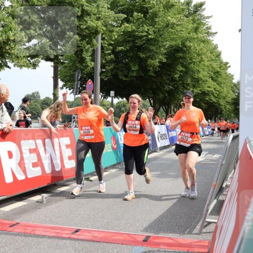 15.06.2025 - REWE Women's Run Strokosch-Dieckow http://msf.ph/oto/7937143 15.06.2025 11:10:55 Ziel 5490, 5572, 5629, 5654 meine-sportfotos.de