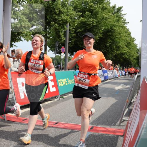 15.06.2025 - REWE Women's Run Strokosch-Dieckow http://msf.ph/oto/7937182 15.06.2025 11:10:56 Ziel 5490, 5572, 5629, 5654 meine-sportfotos.de