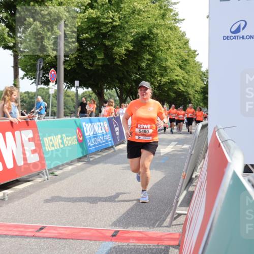 15.06.2025 - REWE Women's Run Strokosch-Dieckow http://msf.ph/oto/7937203 15.06.2025 11:11:01 Ziel 5490, 5572, 5629, 5654 meine-sportfotos.de