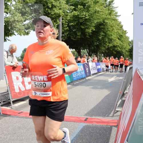15.06.2025 - REWE Women's Run Strokosch-Dieckow http://msf.ph/oto/7937240 15.06.2025 11:11:02 Ziel 5035, 5038, 5490, 5572, 5629, 5654 meine-sportfotos.de