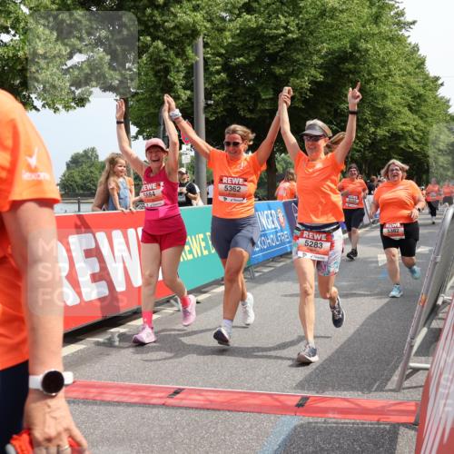 15.06.2025 - REWE Women's Run Strokosch-Dieckow http://msf.ph/oto/7937464 15.06.2025 11:11:18 Ziel 5033, 5165, 5192, 5283, 5362, 5382, 5407, 5445, 5476, 5480, 5588, 5684 meine-sportfotos.de