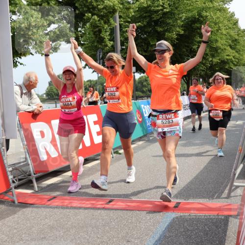 15.06.2025 - REWE Women's Run Strokosch-Dieckow http://msf.ph/oto/7937471 15.06.2025 11:11:18 Ziel 5033, 5165, 5192, 5283, 5362, 5382, 5407, 5445, 5476, 5480, 5588, 5684 meine-sportfotos.de