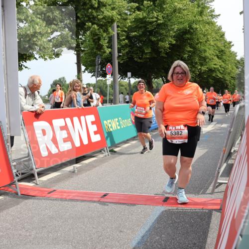 15.06.2025 - REWE Women's Run Strokosch-Dieckow http://msf.ph/oto/7937519 15.06.2025 11:11:20 Ziel 5011, 5033, 5165, 5192, 5283, 5362, 5382, 5407, 5445, 5476, 5480, 5587, 5684 meine-sportfotos.de