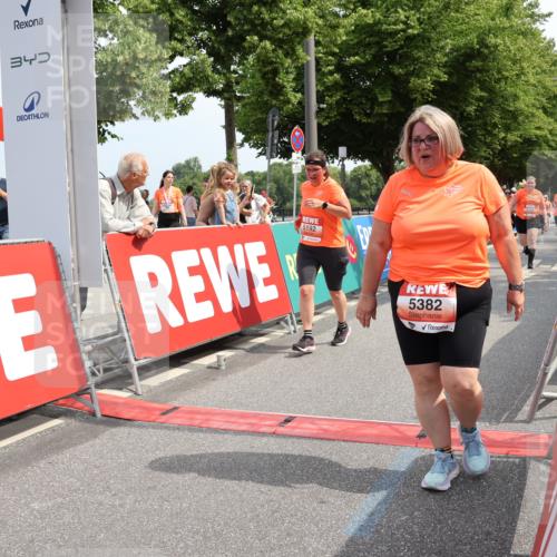 15.06.2025 - REWE Women's Run Strokosch-Dieckow http://msf.ph/oto/7937529 15.06.2025 11:11:20 Ziel 5011, 5033, 5165, 5192, 5283, 5362, 5382, 5407, 5445, 5476, 5480, 5587, 5684 meine-sportfotos.de