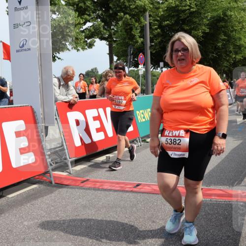 15.06.2025 - REWE Women's Run Strokosch-Dieckow http://msf.ph/oto/7937540 15.06.2025 11:11:21 Ziel 5011, 5033, 5165, 5192, 5283, 5362, 5382, 5407, 5445, 5446, 5476, 5480, 5587, 5684 meine-sportfotos.de