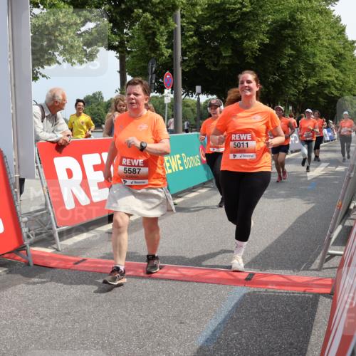 15.06.2025 - REWE Women's Run Strokosch-Dieckow http://msf.ph/oto/7937677 15.06.2025 11:11:27 Ziel 5011, 5033, 5119, 5165, 5192, 5232, 5291, 5407, 5445, 5446, 5504, 5527, 5587 meine-sportfotos.de