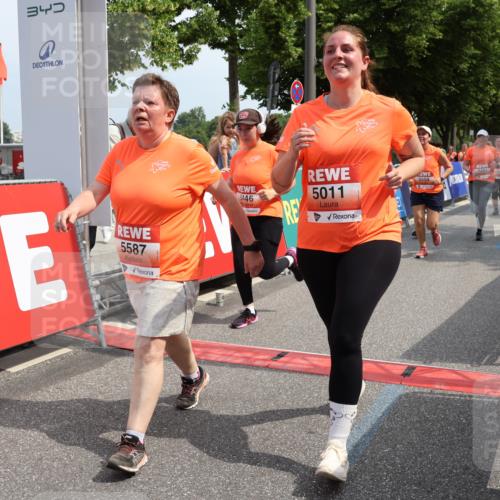 15.06.2025 - REWE Women's Run Strokosch-Dieckow http://msf.ph/oto/7937700 15.06.2025 11:11:27 Ziel 5011, 5033, 5119, 5165, 5192, 5232, 5291, 5407, 5445, 5446, 5504, 5527, 5587 meine-sportfotos.de