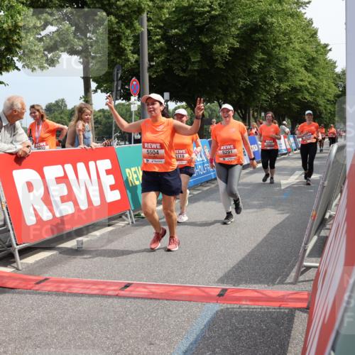 15.06.2025 - REWE Women's Run Strokosch-Dieckow http://msf.ph/oto/7937720 15.06.2025 11:11:28 Ziel 5011, 5033, 5119, 5165, 5192, 5232, 5291, 5407, 5445, 5446, 5504, 5527, 5587, 5677 meine-sportfotos.de
