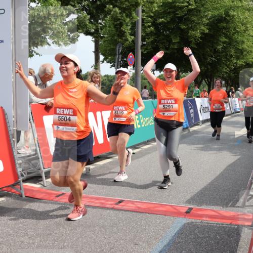15.06.2025 - REWE Women's Run Strokosch-Dieckow http://msf.ph/oto/7937737 15.06.2025 11:11:29 Ziel 5011, 5033, 5119, 5165, 5232, 5291, 5407, 5445, 5446, 5504, 5527, 5587, 5677 meine-sportfotos.de