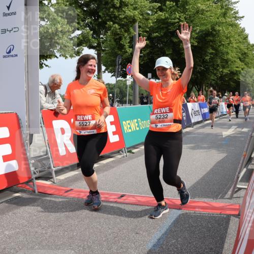 15.06.2025 - REWE Women's Run Strokosch-Dieckow http://msf.ph/oto/7937806 15.06.2025 11:11:32 Ziel 5011, 5119, 5232, 5237, 5239, 5291, 5411, 5412, 5446, 5504, 5527, 5587, 5677 meine-sportfotos.de
