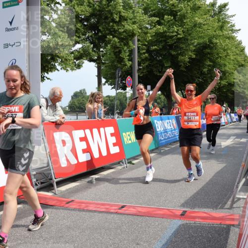 15.06.2025 - REWE Women's Run Strokosch-Dieckow http://msf.ph/oto/7937879 15.06.2025 11:11:36 Ziel 5119, 5232, 5237, 5239, 5291, 5398, 5411, 5412, 5527, 5677 meine-sportfotos.de
