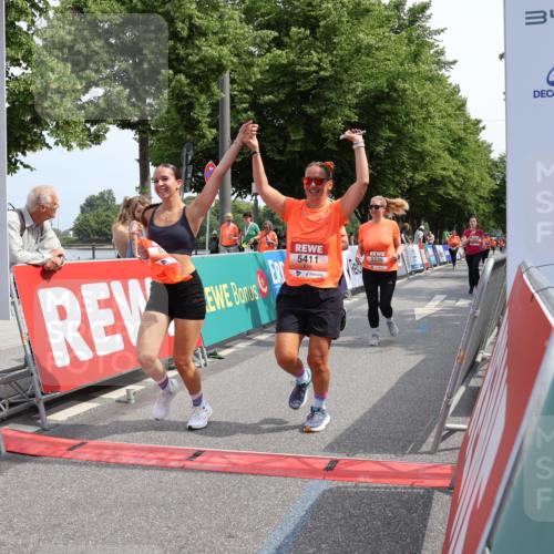 15.06.2025 - REWE Women's Run Strokosch-Dieckow http://msf.ph/oto/7937893 15.06.2025 11:11:36 Ziel 5119, 5232, 5237, 5239, 5291, 5398, 5411, 5412, 5527, 5677 meine-sportfotos.de