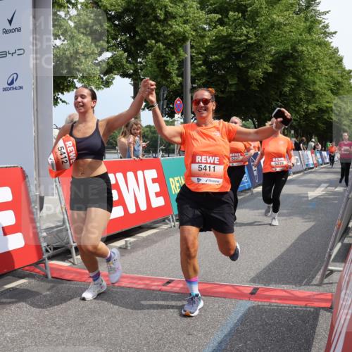 15.06.2025 - REWE Women's Run Strokosch-Dieckow http://msf.ph/oto/7937899 15.06.2025 11:11:36 Ziel 5119, 5232, 5237, 5239, 5291, 5398, 5411, 5412, 5527, 5677 meine-sportfotos.de