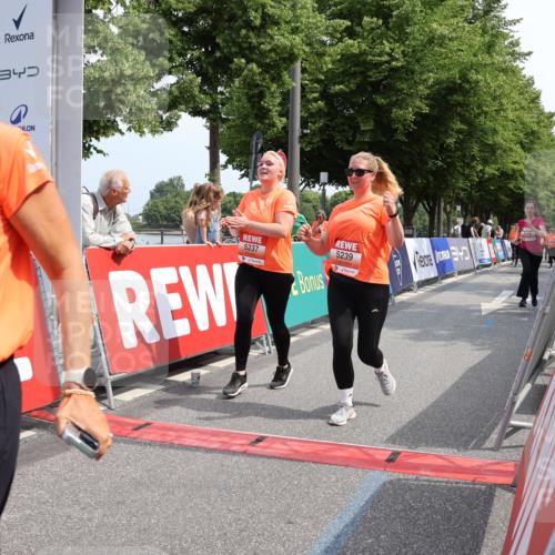 15.06.2025 - REWE Women's Run Strokosch-Dieckow http://msf.ph/oto/7937927 15.06.2025 11:11:37 Ziel 5232, 5237, 5239, 5398, 5411, 5412, 5527, 5677 meine-sportfotos.de