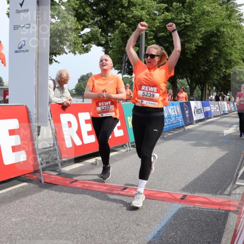 15.06.2025 - REWE Women's Run Strokosch-Dieckow http://msf.ph/oto/7937938 15.06.2025 11:11:38 Ziel 5232, 5237, 5239, 5398, 5411, 5412, 5527, 5677 meine-sportfotos.de